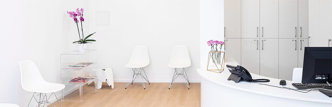 Empfang bei Neurozentrum Arabellapark mit Rosen.